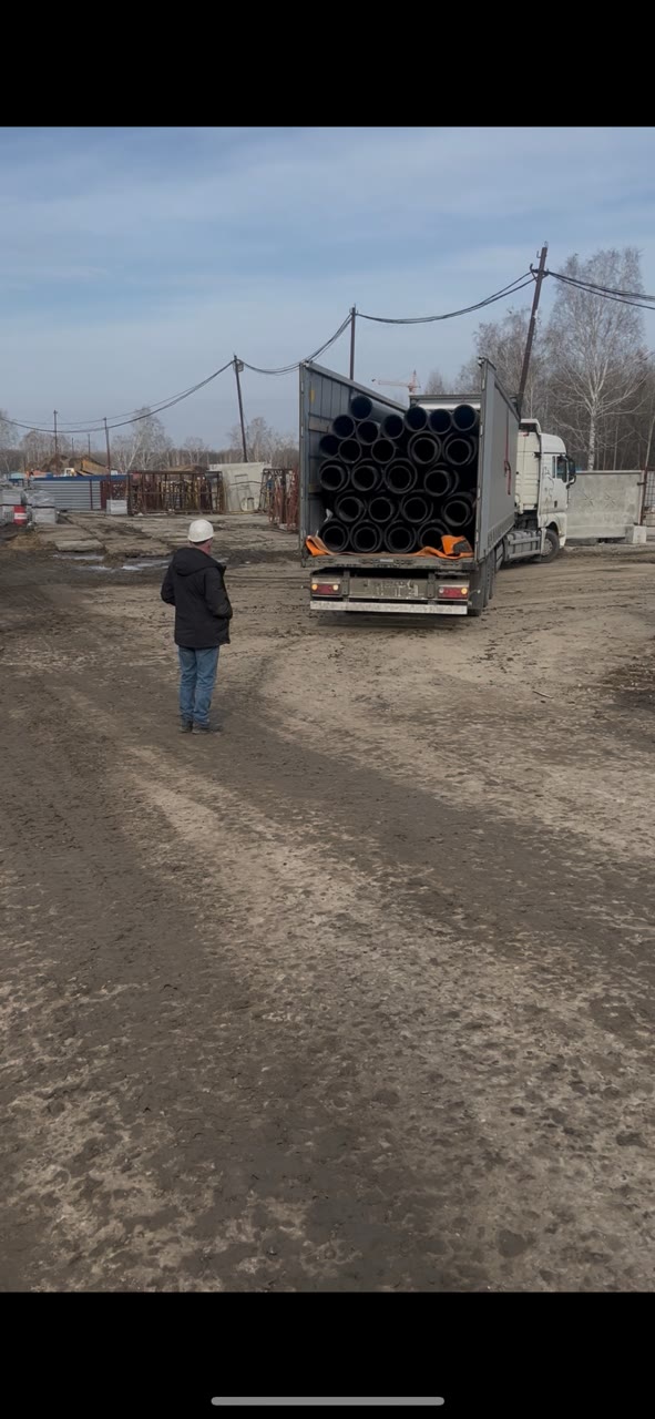 Фура с трубами ПНД на площадке